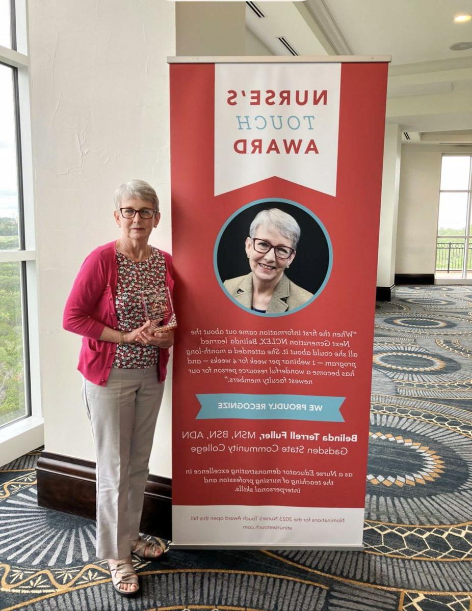 Belinda Terrell Fuller, nursing instructor at Gadsden State Community College, is pictured with the Nurse’s Touch Award. 今年4月，她在圣安东尼奥举行的全国护士教育峰会上获得了这一荣誉.